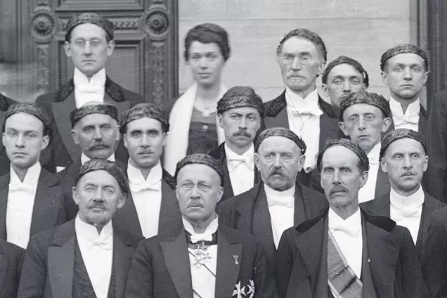 Nypromoverade doktorer med lagerkrans. Foto.
