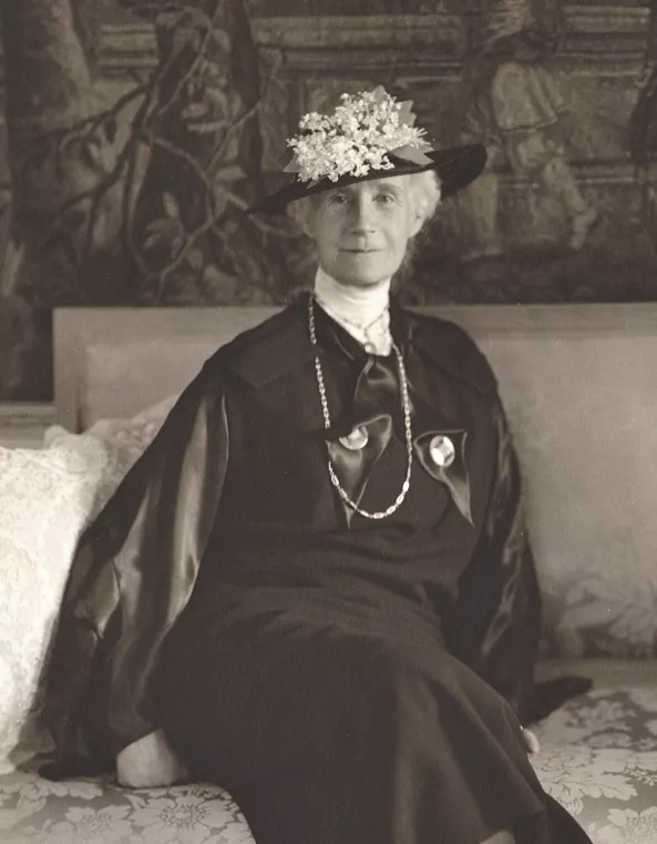 Porträtt av äldre kvinna i hatt. Foto. 