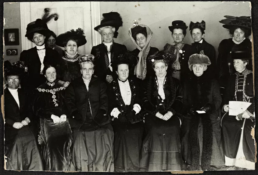 Gruppbild med kvinnor från sekelskiftet 1900. Foto.